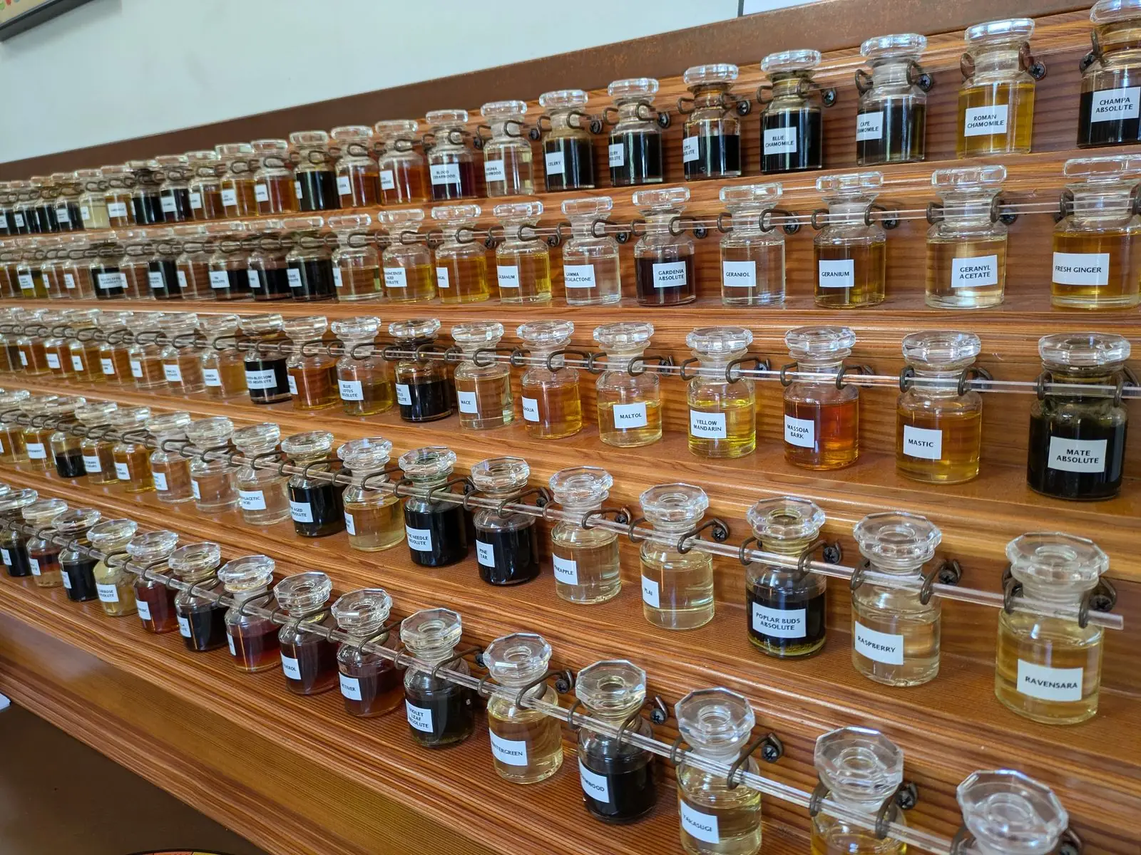 Estantes con frasquitos de ingredientes de perfumería